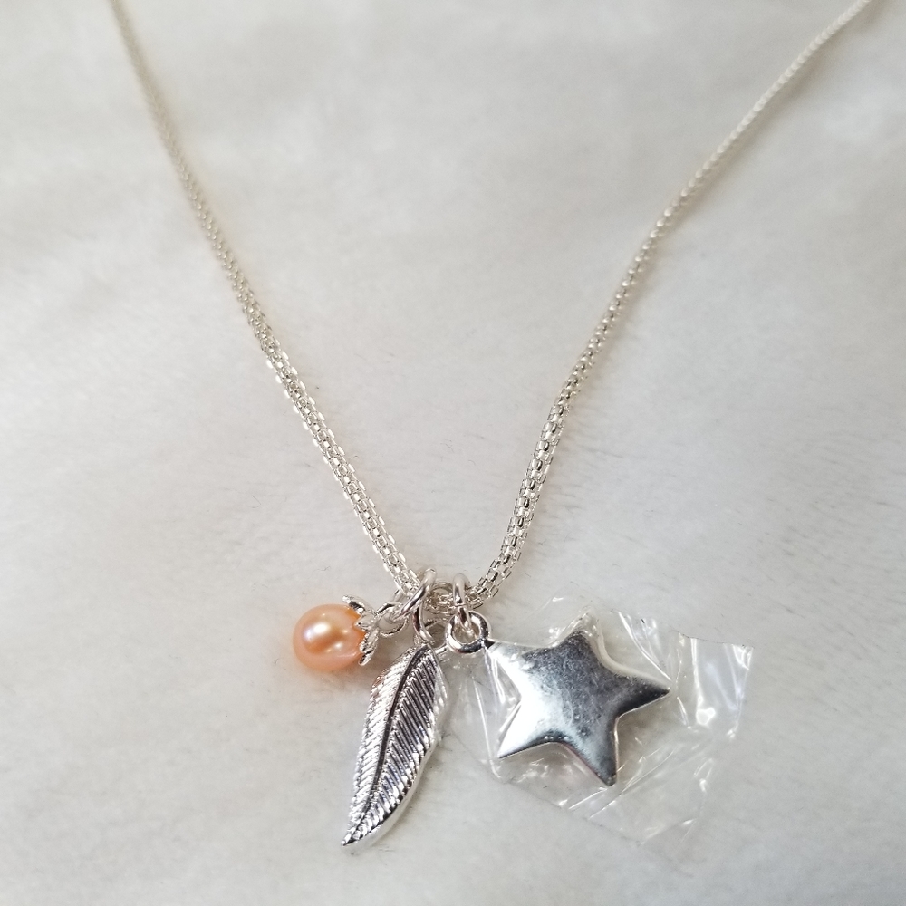NWT Vantel Pearls Feather Charm Necklace, adjustable Electroplated Silver Plated